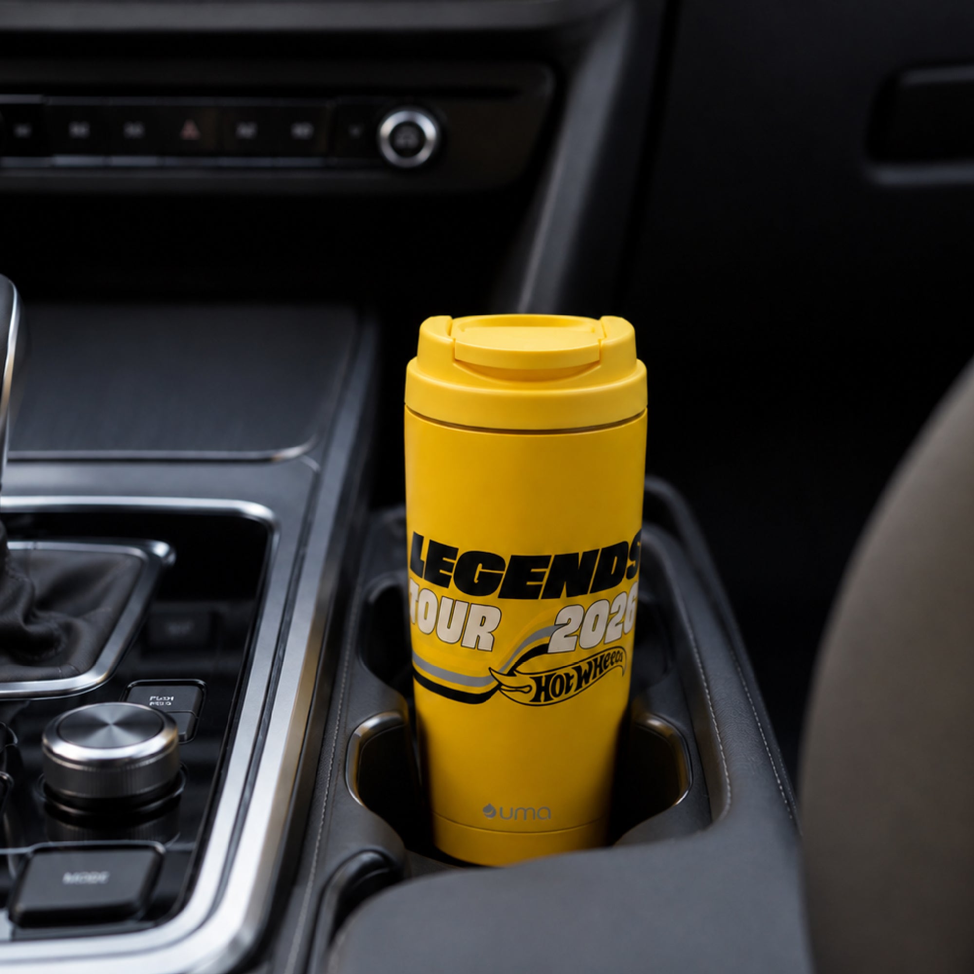 Vaso Térmico para Café Mug Hot Wheels Legends Turbo Yellow 590 ml UMA — en el portavasos del auto