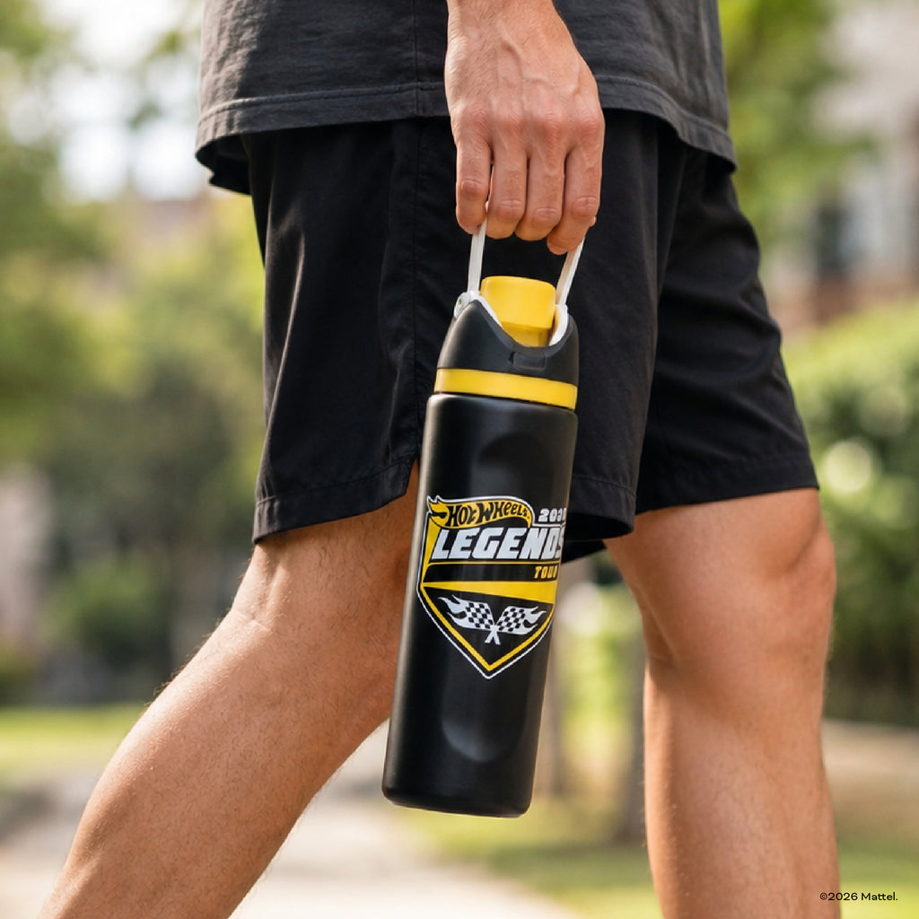 Botella Térmica Insulada Hot Wheels Legends Finish Black 750 ml UMA — sobre el escritorio, lista para salir