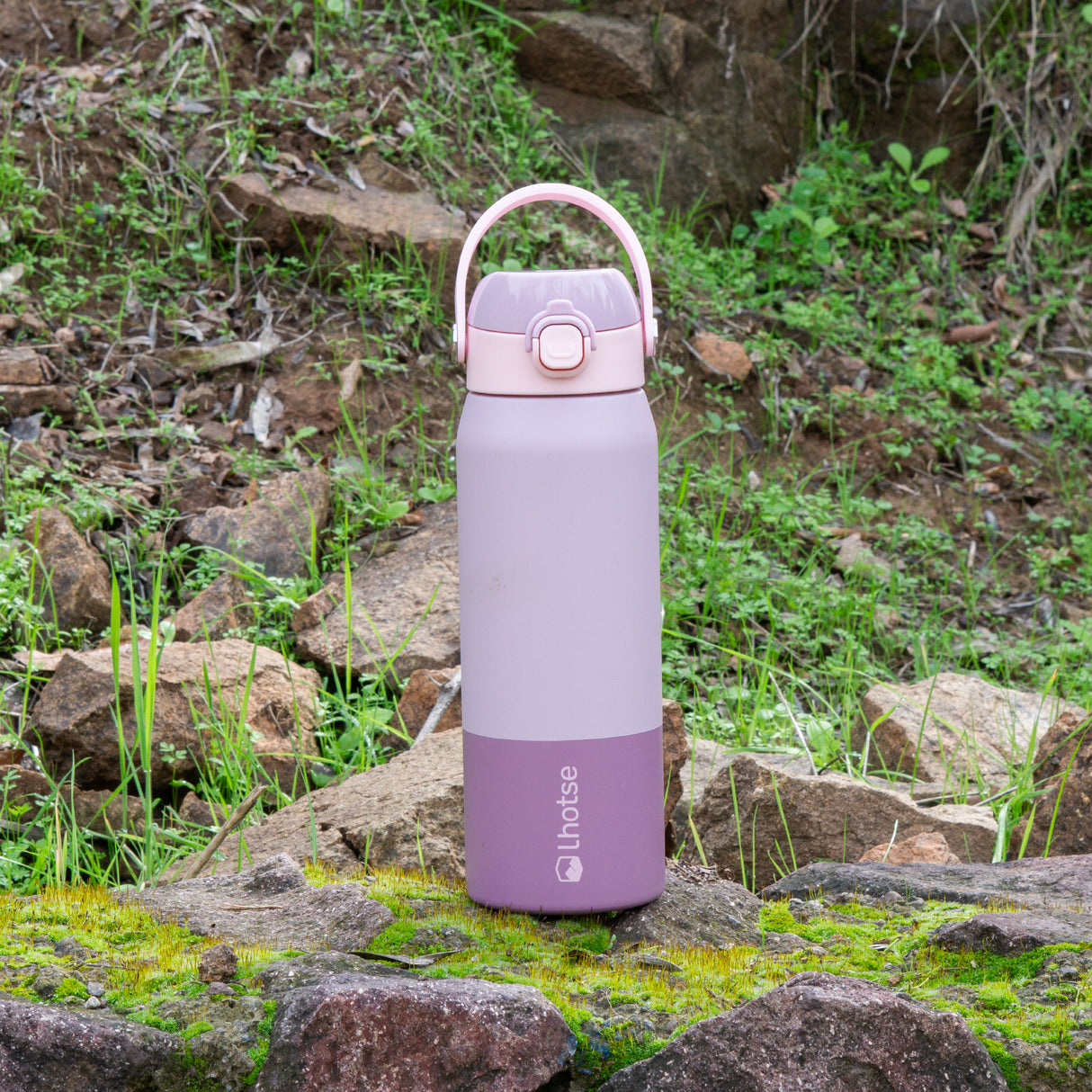 Rosa · Botella Térmica Hydrotek 750 ml de acero inoxidable Lhotse, en uso al aire libre, entrenando