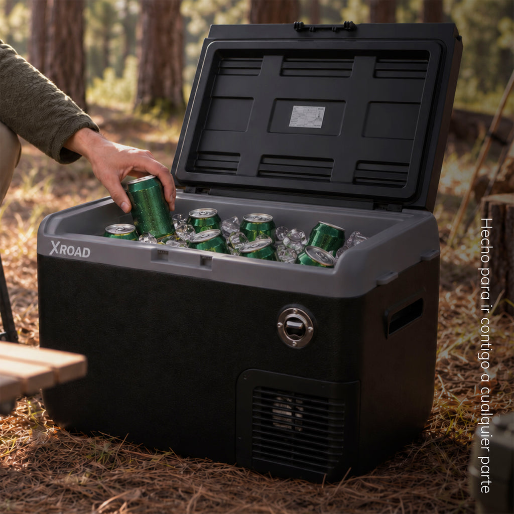 Cooler Freezer 40L Xroad con bebidas heladas en el camping