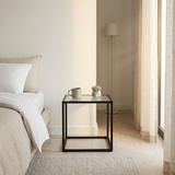 Mesa Metal Negro Vidrio 35x35cm en espacio acogedor - DAY Francia