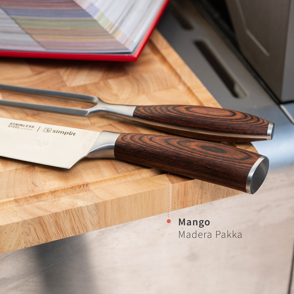 Simplit Pack Parrillero cuchillo, tenedor y tabla 40x28 cm — detalle del mango de madera Pakka