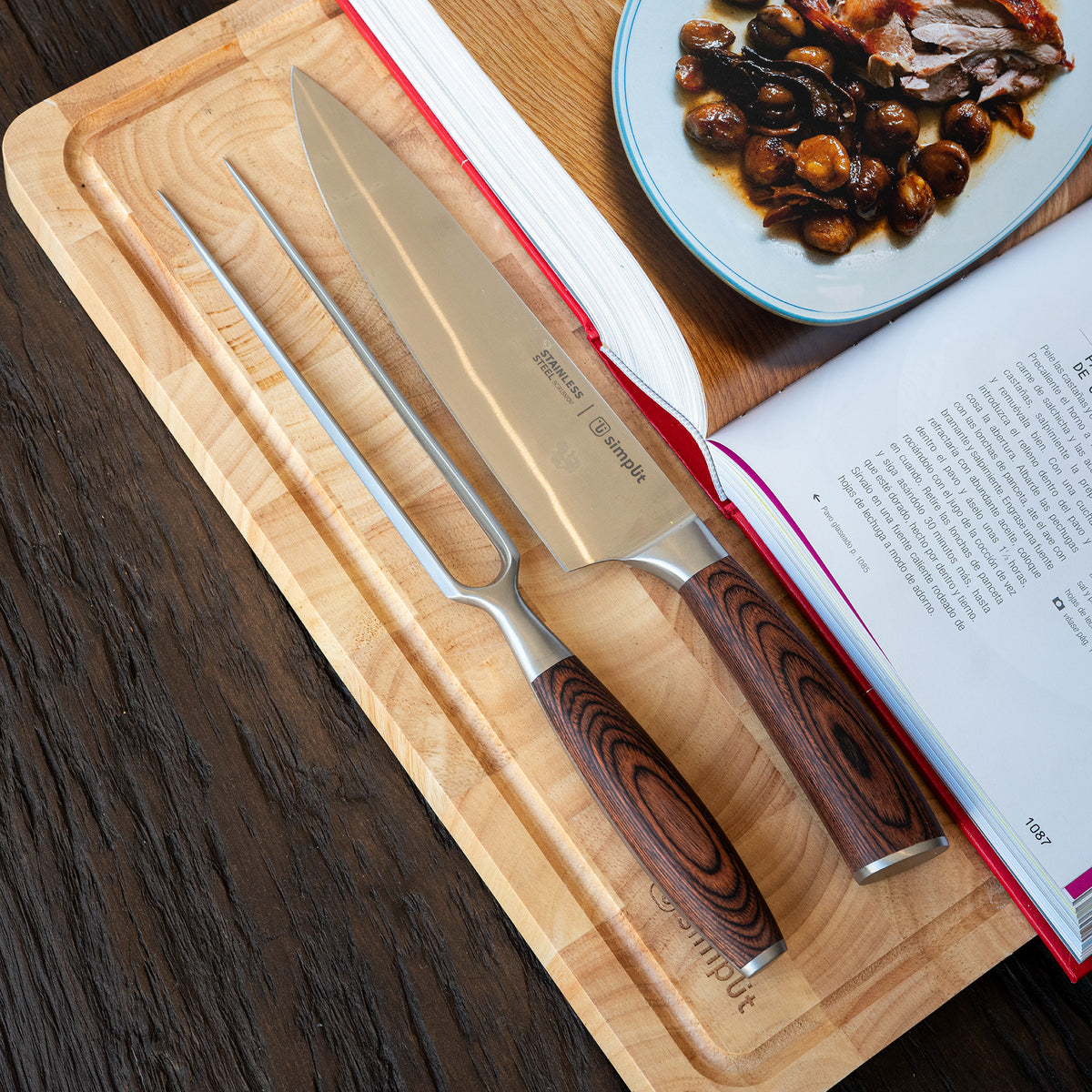 Simplit Pack Parrillero cuchillo, tenedor y tabla 40x28 cm — cuchillo y tenedor sobre la tabla de madera