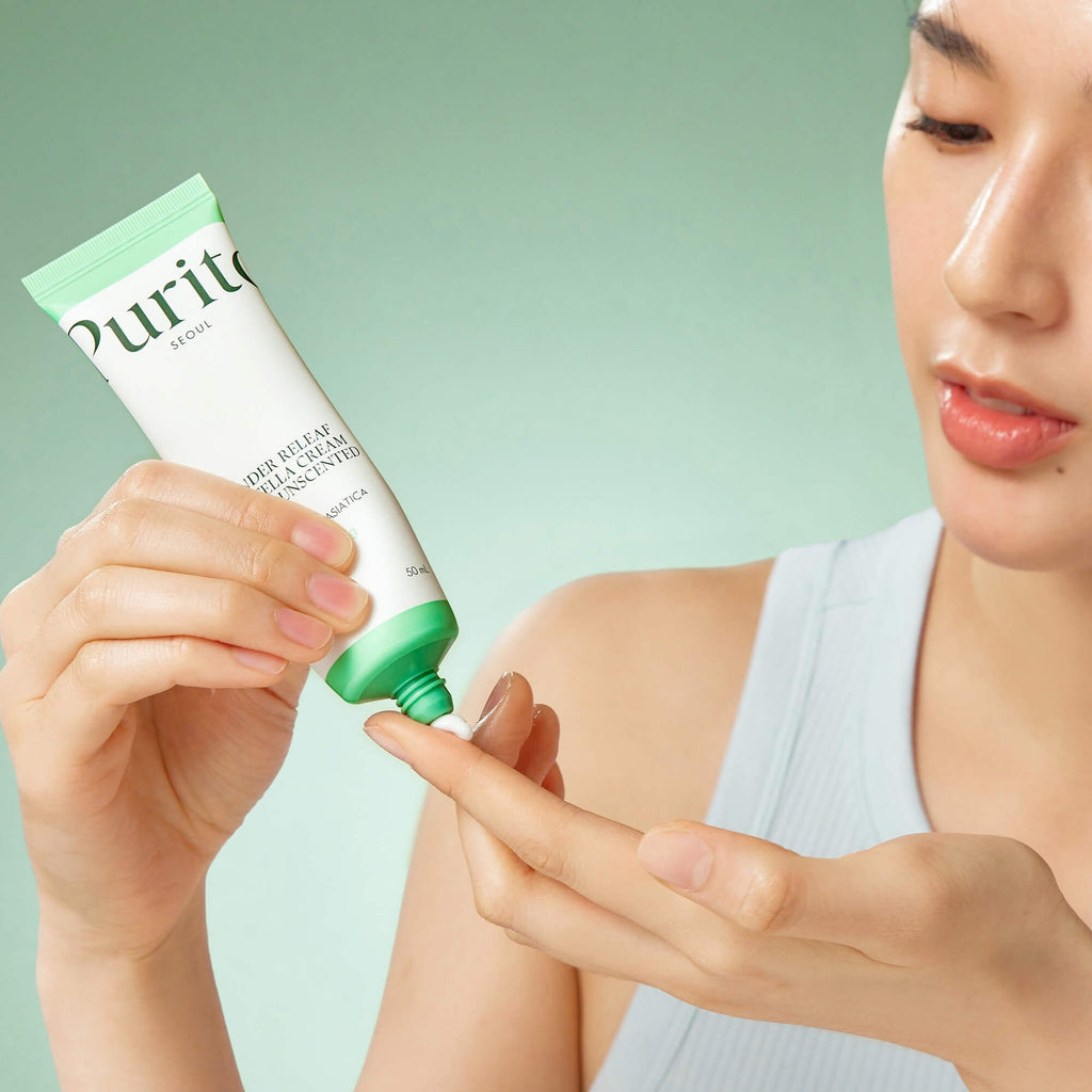 Crema Facial Centella Purito Wonder Releaf sin perfume en uso, aplicándola desde el tubo