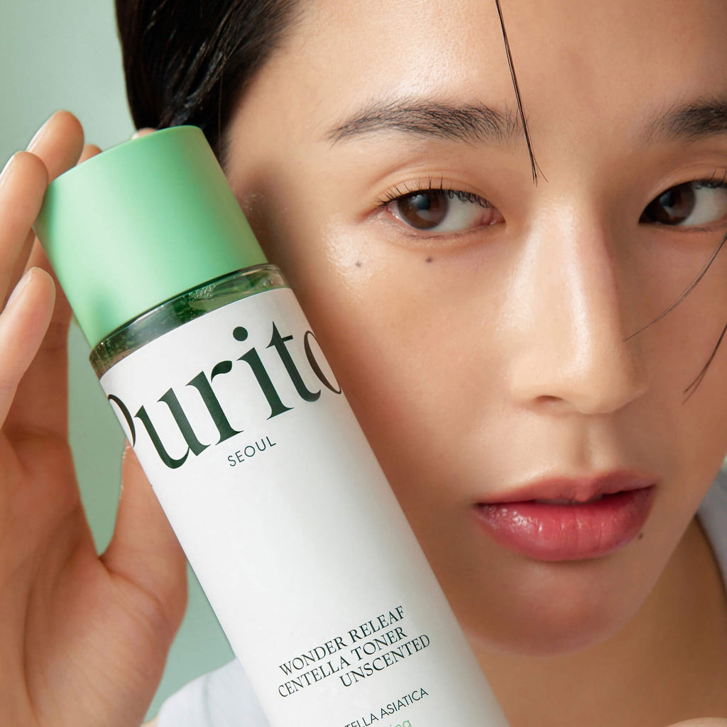 Tónico Facial Centella Purito Wonder Releaf sin perfume en uso, modelo sosteniendo el frasco