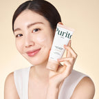 Crema Gel Facial Avena Purito Oat-In en uso, modelo sosteniendo el tubo