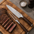 Simplit Set Parrillero Toledo cuchillo 21 cm y tenedor — cuchillo y tenedor sobre la tabla con carne asada