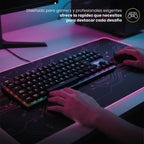 LEVO NovaBlade — detalle de teclas Red Switch con retroiluminación RGB encendida