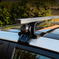 Barras Portaequipaje Xcross Xroad instaladas en el techo de un auto