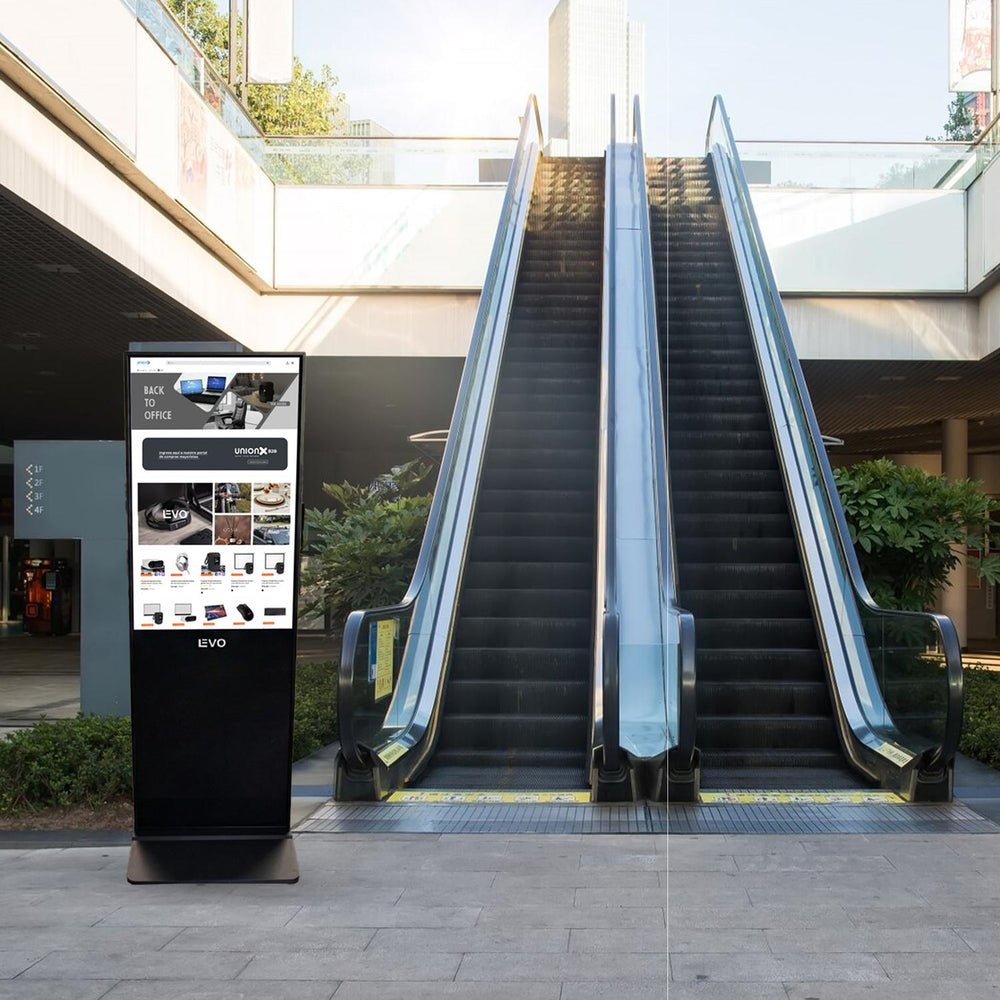 Tótem publicitario LEVO en un centro comercial