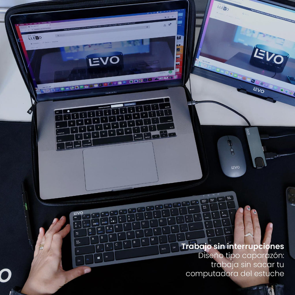 LEVO Funda HardShell 13 — persona usando la funda en lifestyle cotidiano