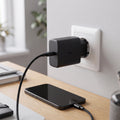 Cargador Ultra Rápido 45W USB-C LEVO negro enchufado, cargando un celular por cable USB-C