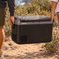 Cooler Freezer Eléctrico Portátil 40L Xroad llevado entre dos personas en terreno