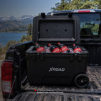 Cooler Xroad 50L en la camioneta: acabado exterior texturizado antideslizante