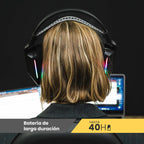 LEVO Zenit Elite negro — gamer usando audífonos en setup gaming con RGB encendido