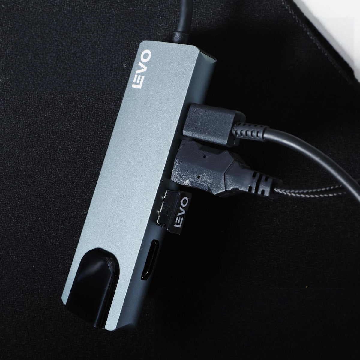 Un cable menos, un puerto más — LEVO