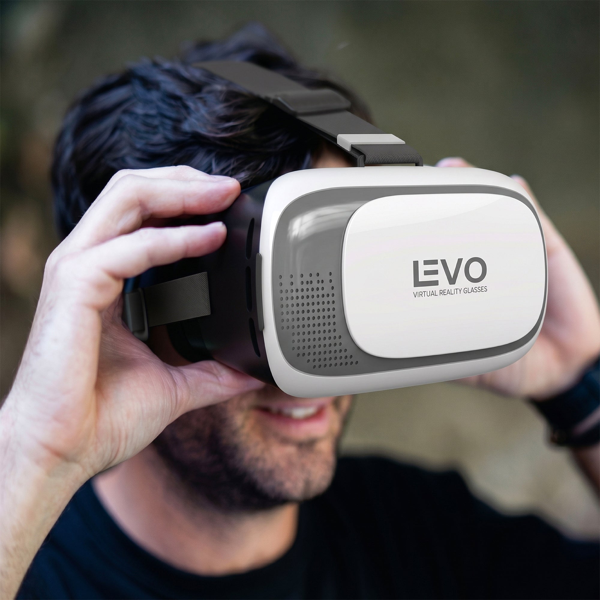 Hombre usando los lentes VR Box LEVO