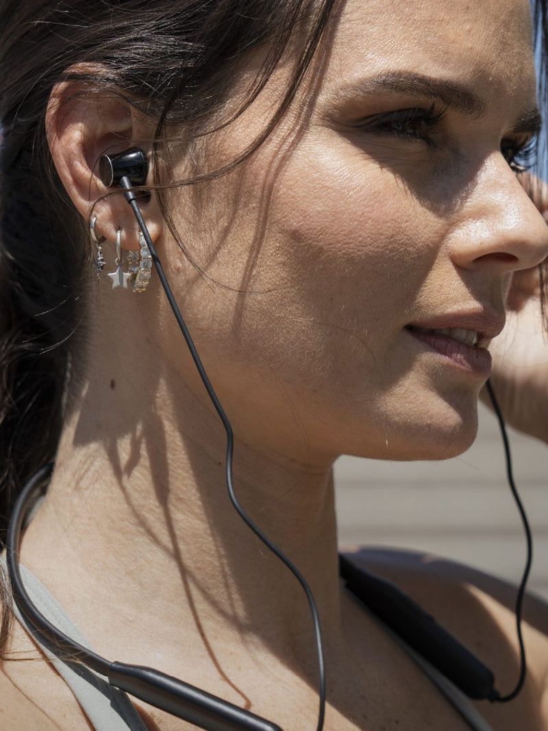 Audifonos inalambricos Lhotse, mujer escuchando musica