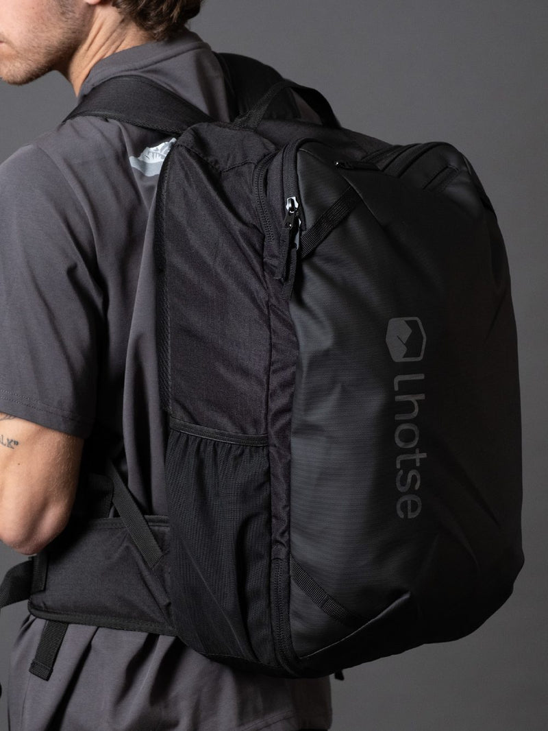 Mochila Lhotse negra, vista de espalda en la ciudad