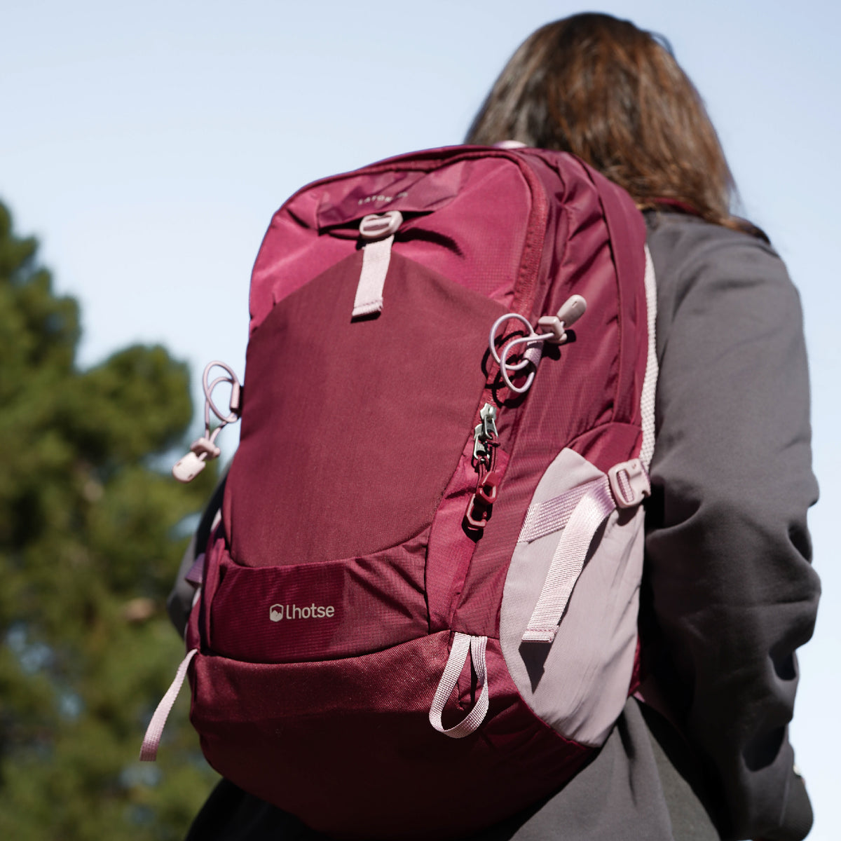 Mochila Outdoor DayPack Latok 25L Burdeo Lhotse, en uso en el sendero
