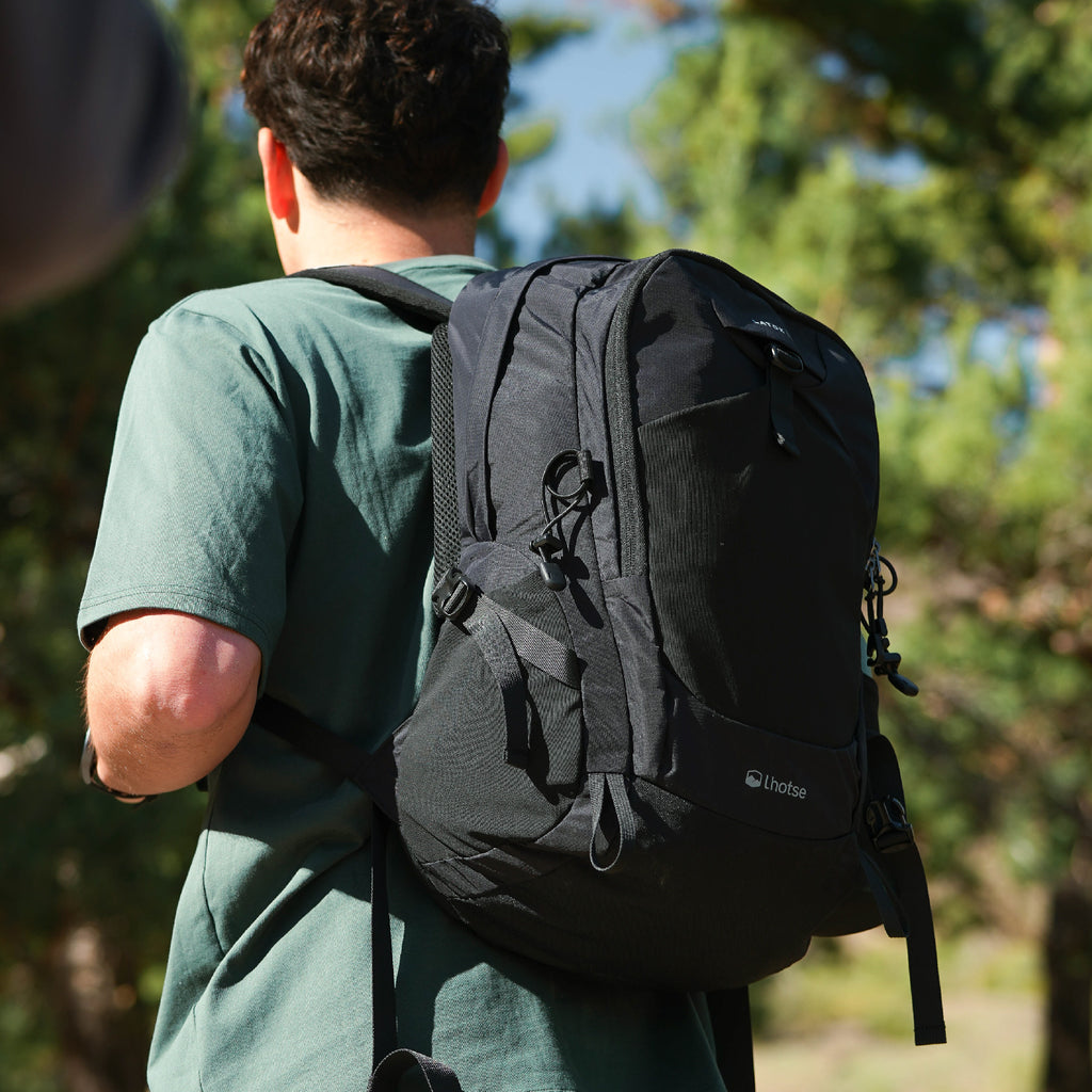 Mochila Outdoor DayPack Latok 25L Negro Lhotse, en uso en el sendero
