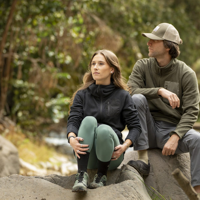 Vestuario Lhotse, pareja con ropa outdoor en la naturaleza