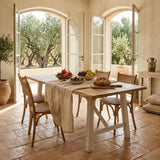 Mesa Comedor Olbia en terraza mediterranea con olivos y piso terracotta