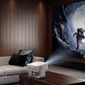 LEVO Proyector Portátil Smart Novus proyectando una película en el living