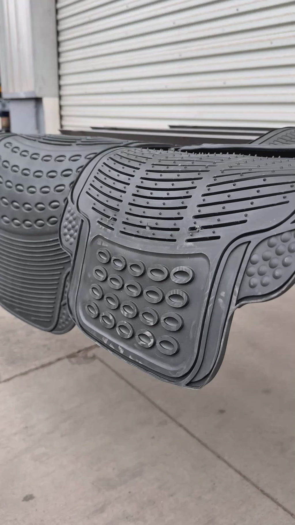 Video Alfombra Piso de Goma para auto Universal 4 piezas Xroad