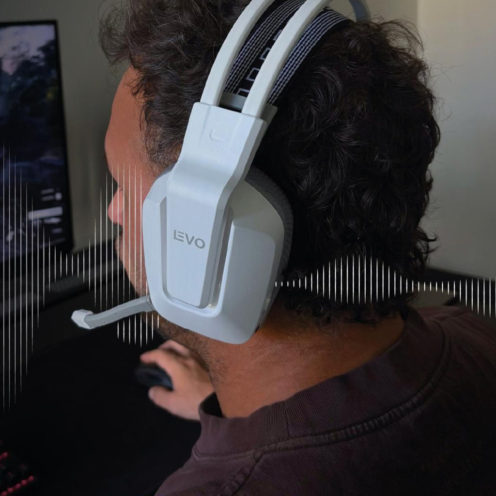 Audífono gamer LEVO Zenit Elite blanco en uso, jugando en el escritorio