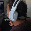Audífono gamer LEVO Zenit Elite blanco en uso, jugando en el escritorio